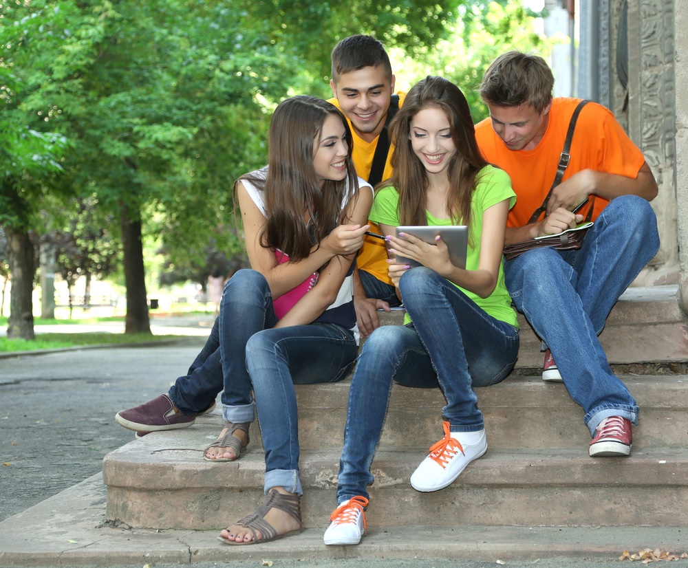 University month. Студенты сидят в парке. Молодые студенты сидящие в ряд. Студент сидит в телефоне. Молодые студенты в ряд оглянулись.